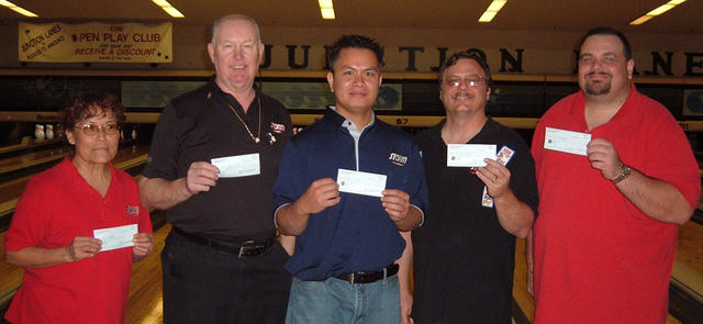 JUNCTION LANES CLASSIC DIV. WINNERS
NOVEMBER 19 & 20, 2005
(L to R) Louise Lopez 5th, Gordon Domgaard 2nd, Luckee Son CHAM