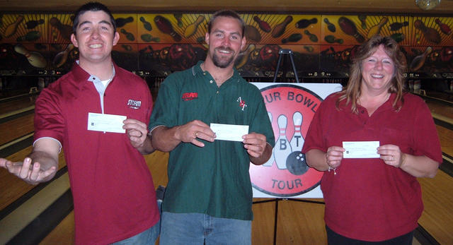 MIRACLE BOWL - WINNERS
DECEMBER 3, 2005
(L to R) Danny Underwood 3rd, Josh Williams CHAMPION, Tracey Henderson 2nd